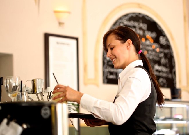 Číšník/servírka v restauraci/kavárně